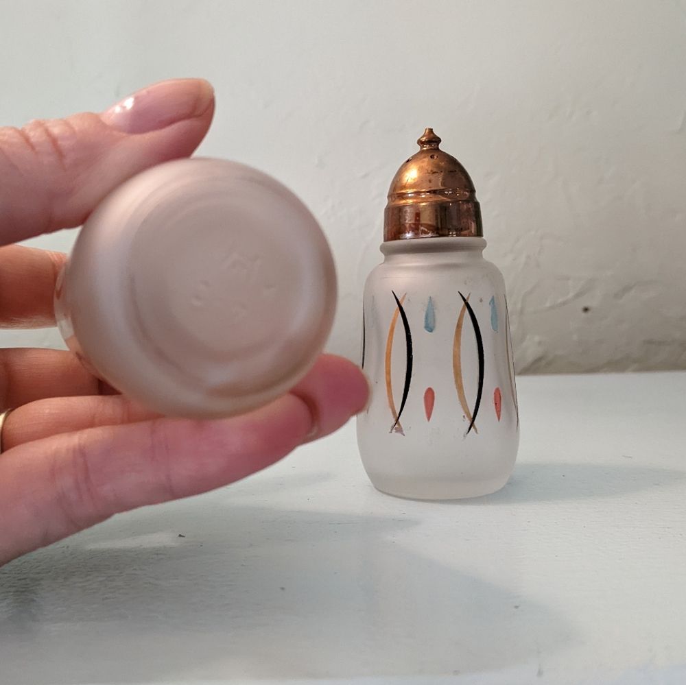 SOLD ETSYAtomic Mid Century Vintage Hazel Atlas Salt and Pepper Set - Picture 3 of 11